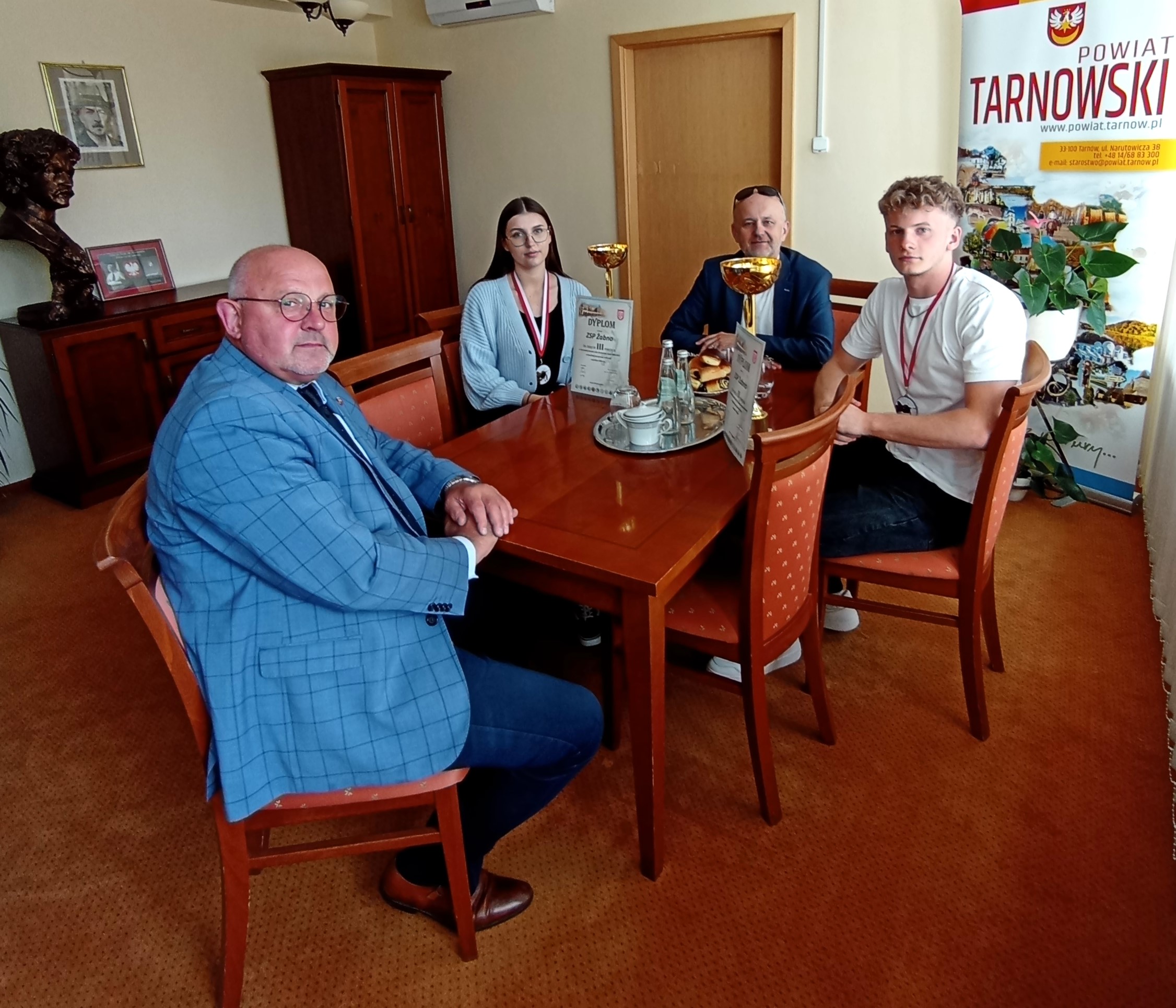 Goście w starostwie - na zdjęciu starosta z uczniami i Sławomirem Kurzydymem