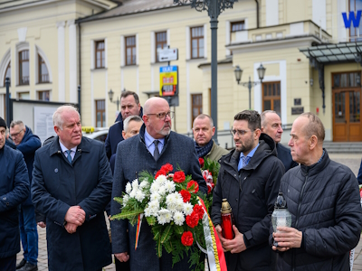 Pomnik świętej pamięci Prezydenta Lecha Kaczyńskiego przy Placu Dworcowym w Tarnowie