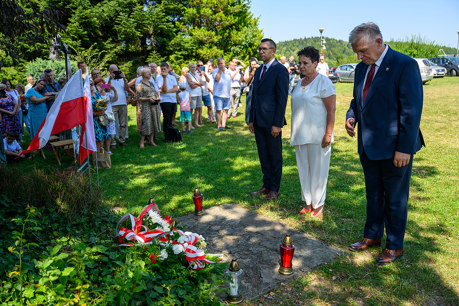 Przedstawiciele samorządu powiatu tarnowskiego składają wiązankę pod pomnikiem jamneńskim