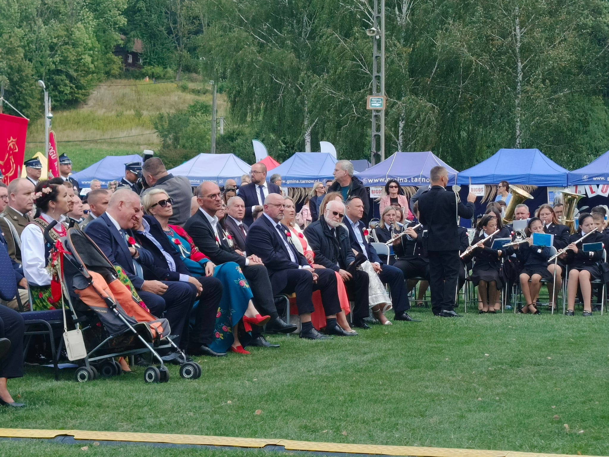 Goście czekają na rozpoczęcie dożynek