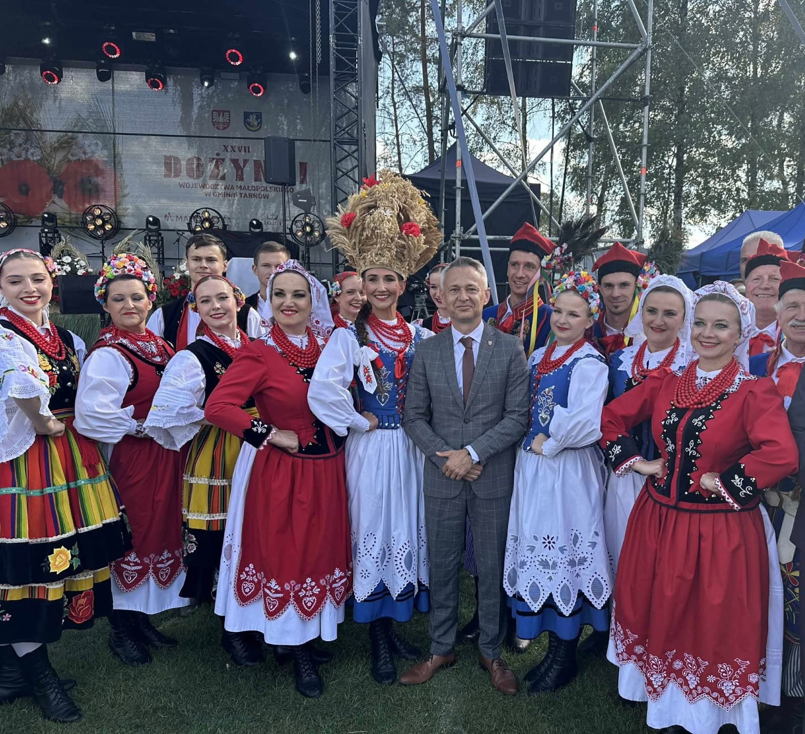Tomasz Stelmach z KGW pozują na tle wieńca