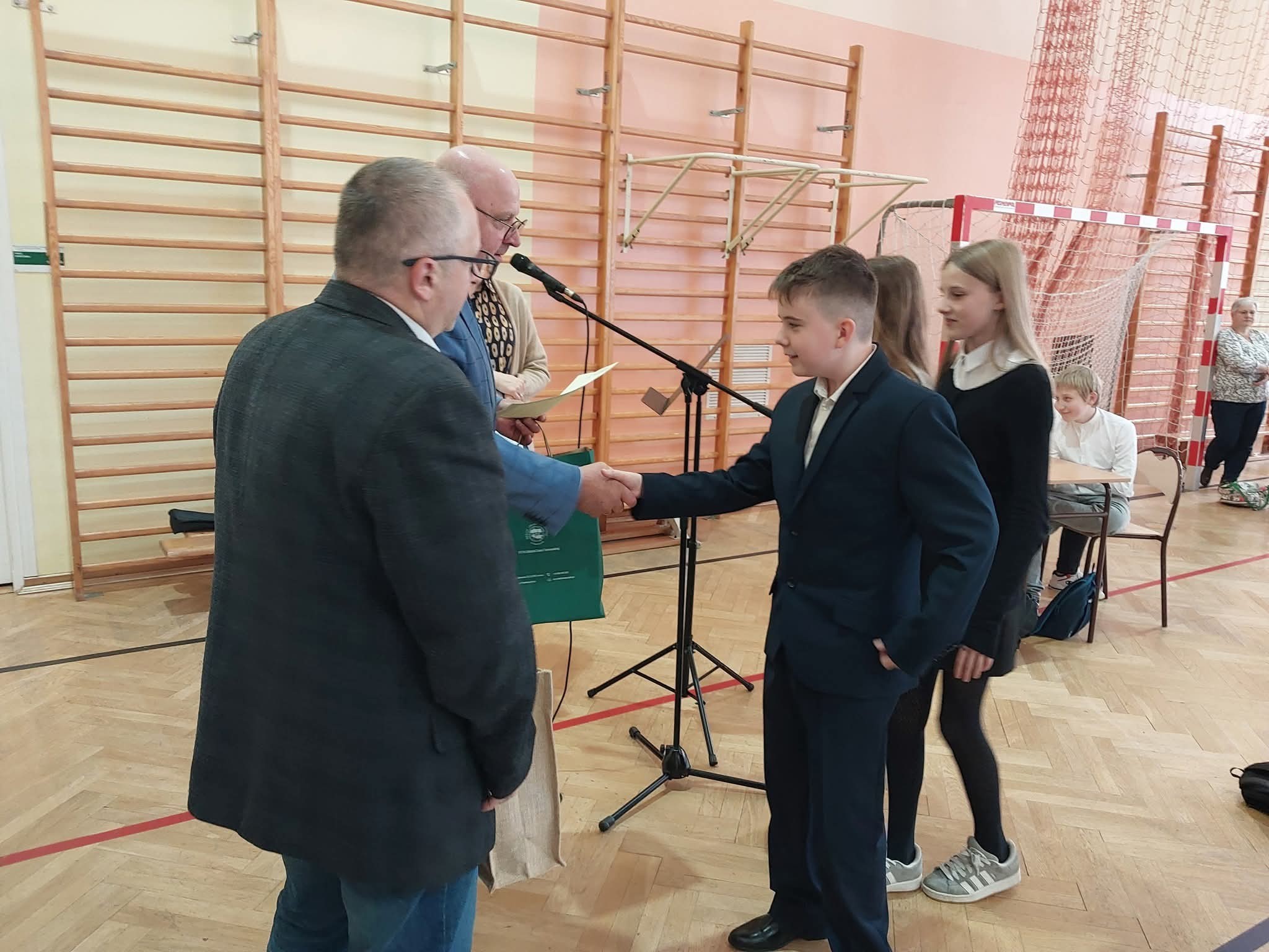 Wręczenie nagrody uczniowi przez starostę