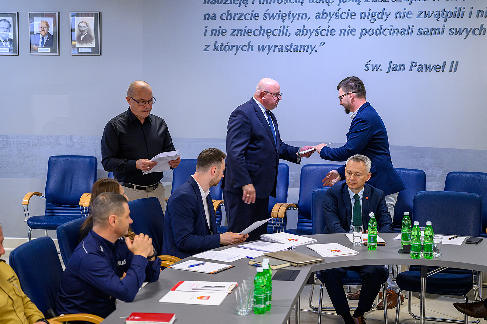 Gratulacje uczestnikom powołania przez starostę