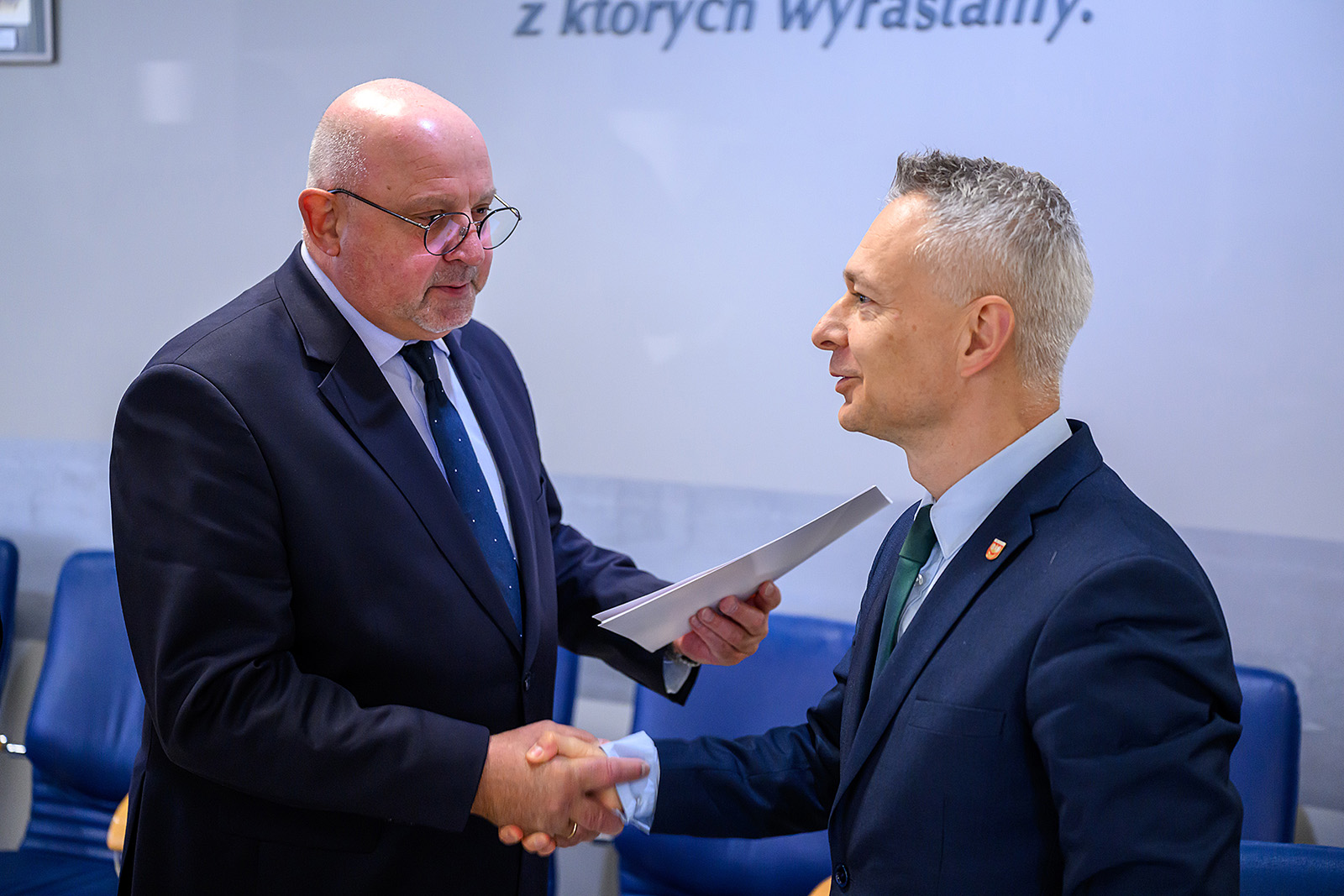 Starosta wręcza Tomaszowi Stelmachowi akt powołania na przewodniczącego rady