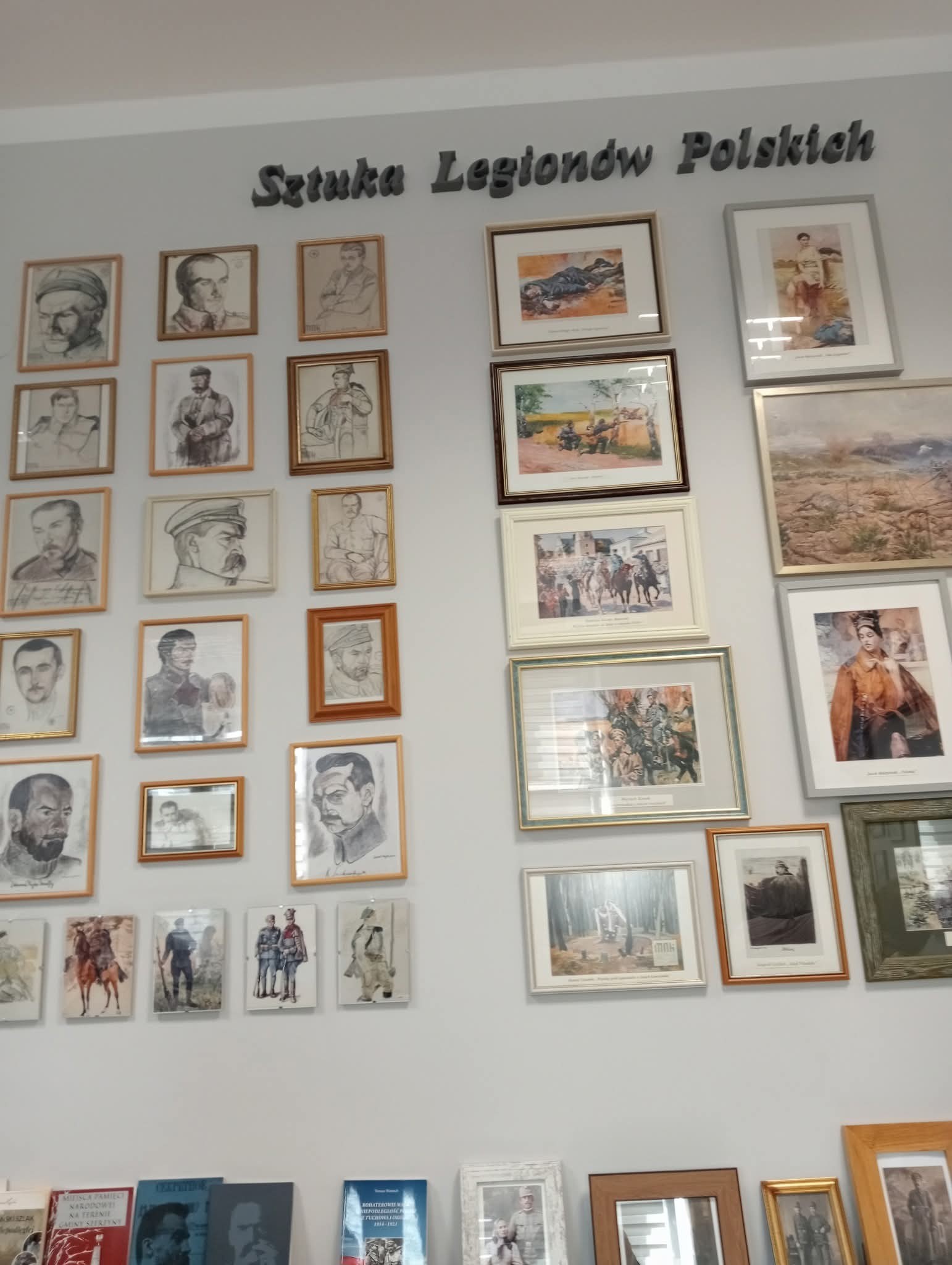 Ściana pamiątkowa z obrazami historycznymi