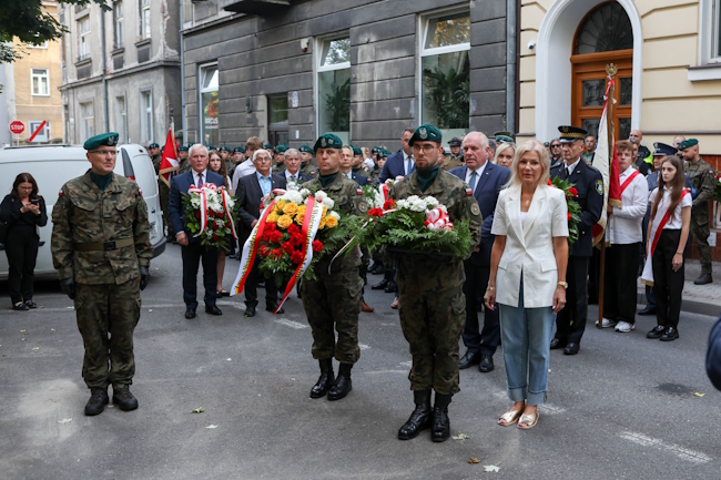 Poseł Anna Pieczarka i wicemarszałek województwa małopolskiego Ryszard Pagacz składają wiązankę kwiatów