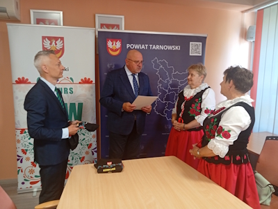 Starostwie podczas wręczania promesy paniom z kola w Jodłowce - Walkach