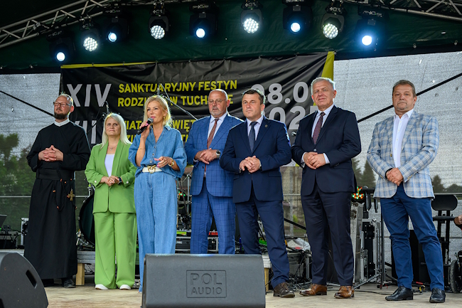 Organizatorzy wydarzenia oraz przedstawiciele wszystkich szczebli samorządu podczas oficjalnego otwarcia wydarzenia
