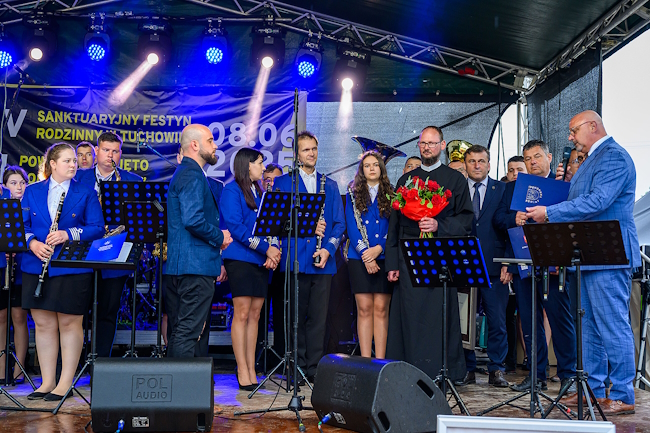 Starosta tarnowski podczas wręczania nagrody zespołom świętującym swoje jubileusze