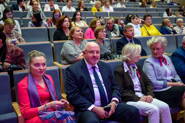Starosta tarnowski wraz z radną powiatową w tle pozostali uczestnicy konferencji
