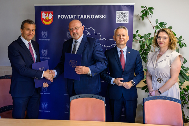 Przedstawiciele samorządów oraz dyrektorzy na wspólnym zdjęciu