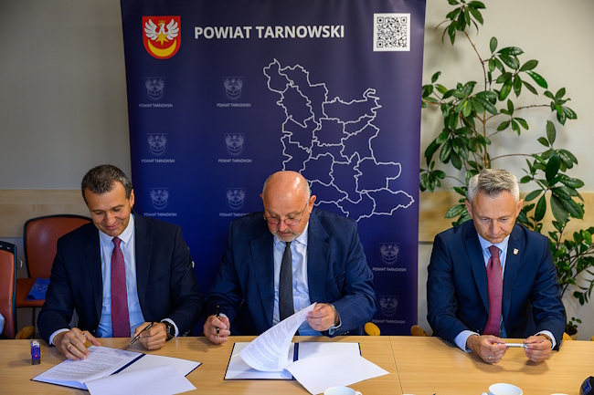 Starosta Jacek Hudyma podczas konferencji obok wójt Pleśnej oraz Tomasz Stelmach z zarządu powiatu
