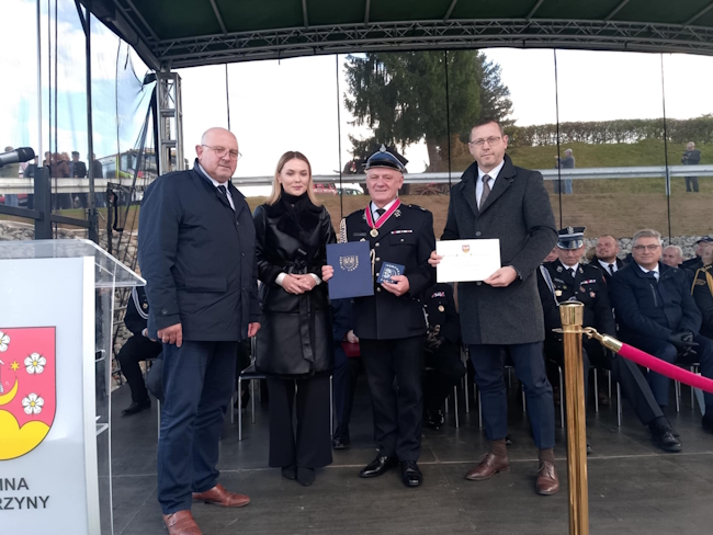 Starosta wraz z radnymi powiatowymi podczas przekazania wyróżnienia prezesowi OSP