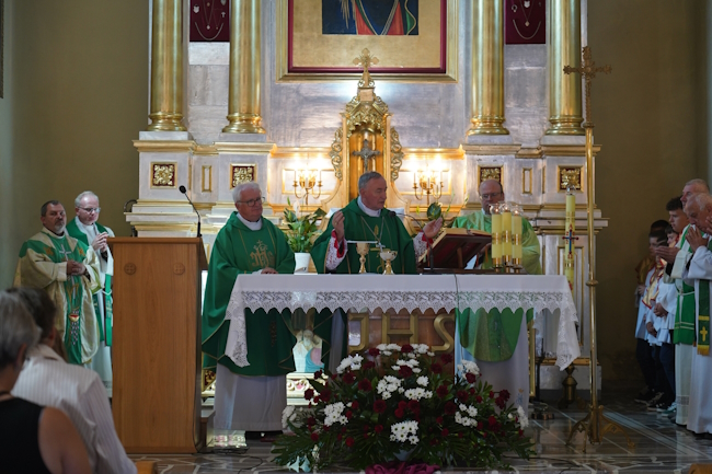 Biskup tarnowski w asyście miejscowych księży podczas sprawowania eucharystii