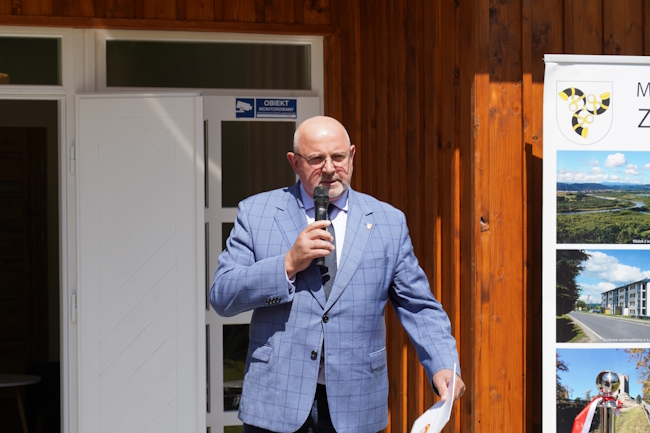 Starosta tarnowski gratuluje pomysłu i realizacji przedsięwzięcia podczas oficjalnego otwarcia