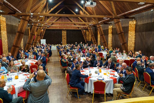 Sal koncertowa w Kąśnej Dolnej wypełniona zaproszonymi gośćmi