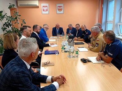 Uczestnicy posiedzenia sztabu kryzysowego w starostwie