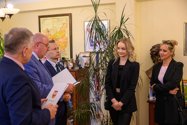 Młoda tancerka otrzymuje wyróżnienie i nagrodę oraz słowa uznania