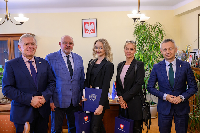 Wspólne zdjęcie na zakończenie sympatycznego spotkania w starostwie