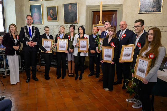 Laureaci tegorocznego konkursu w towarzystwie władz Tarnowa i Powiatu tarnowskiego