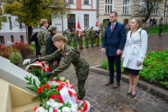 Radni Powiatowi składają wiązankę kwiatów pod pomnikiem