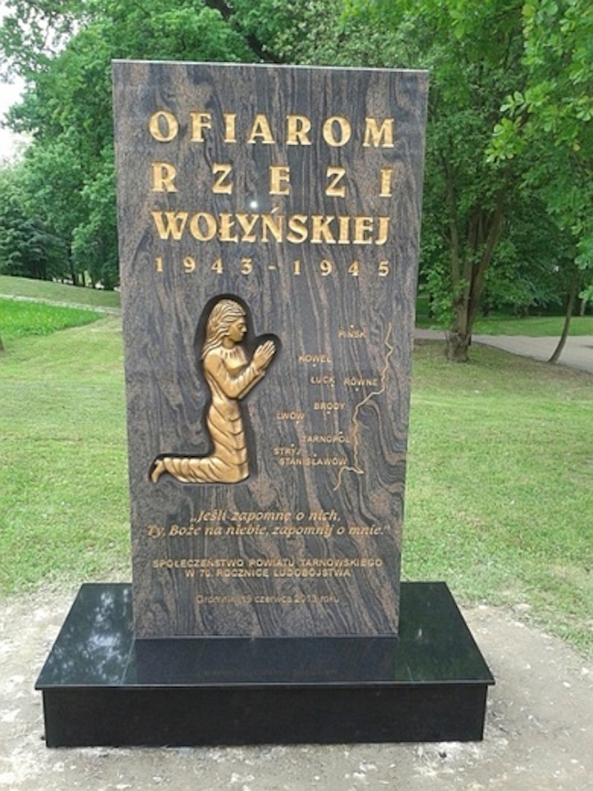 Pomnik Ofiar Rzezi Wołyńskiej przed budynkiem szkoły w Gromniku