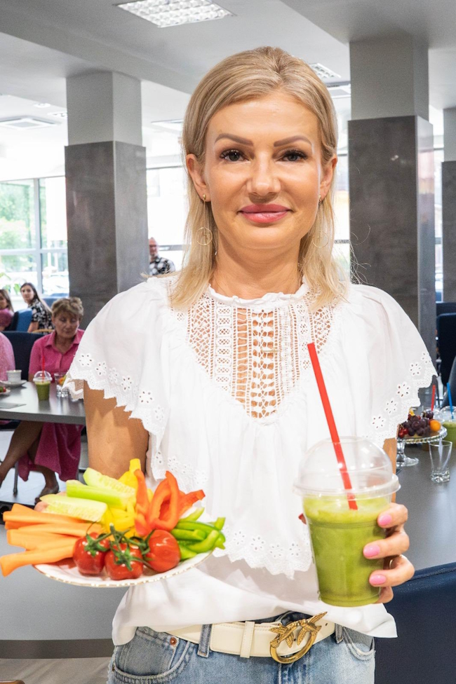 Poseł Anna Pieczarka prezentuje pyszny zielony koktail